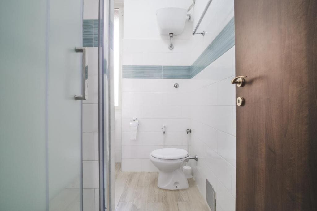 Single Room with Shared Bathroom room - Image 3