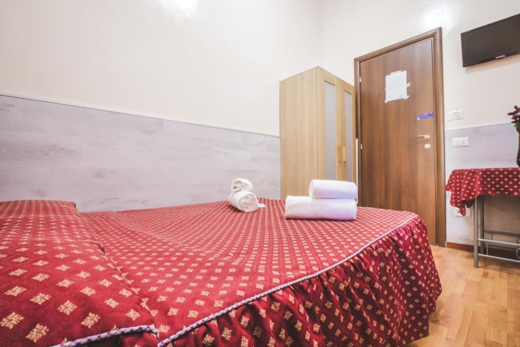 Single Room with Shared Bathroom room - Image 1