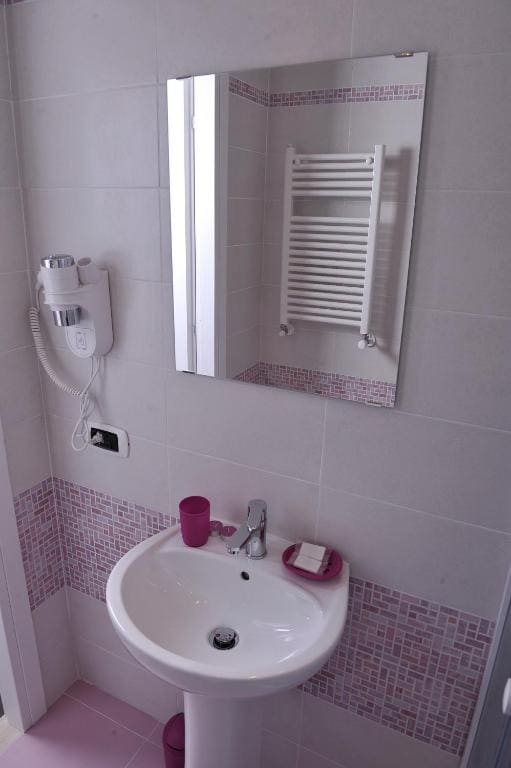 Large Double or Twin Room room - Image 1