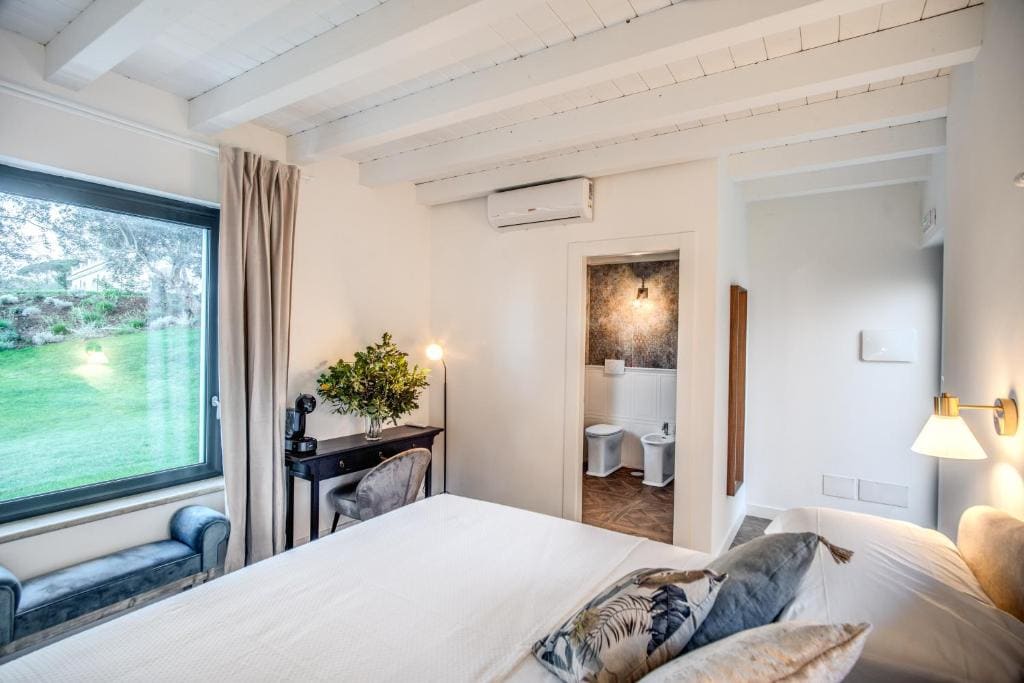 Double King Room with Garden room - Image 3