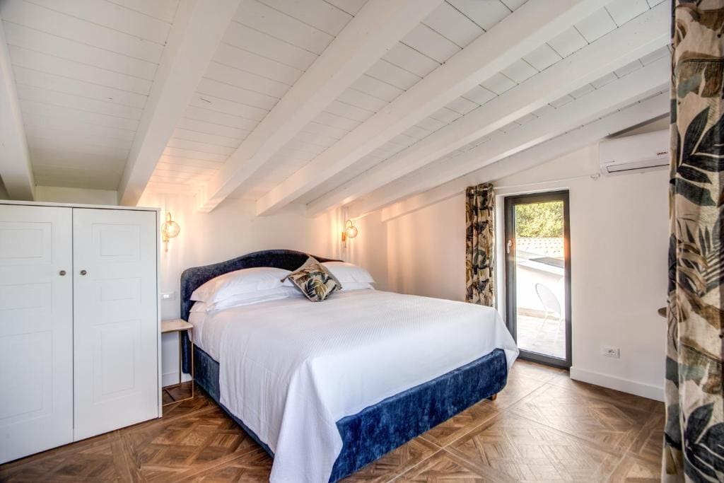 Double King Room with Terrace room - Image 3