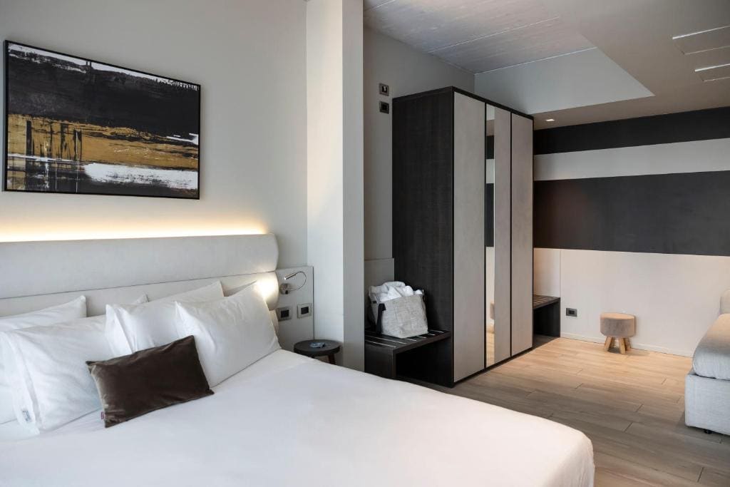 Junior Suite with Lake View room - Image 2