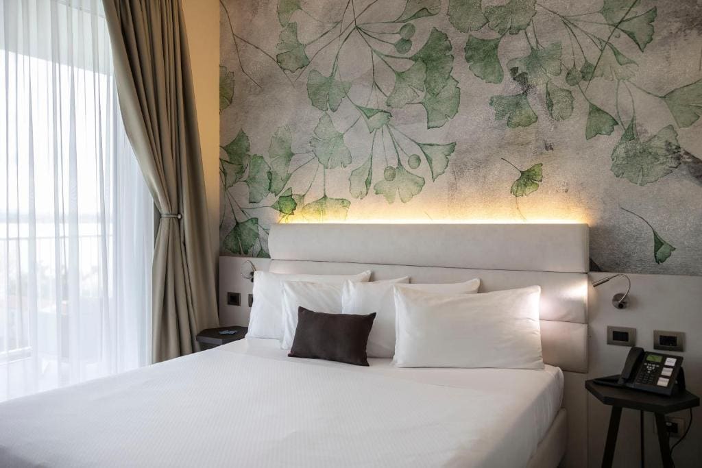 Superior Double or Twin Room with Lake View room - Image 2