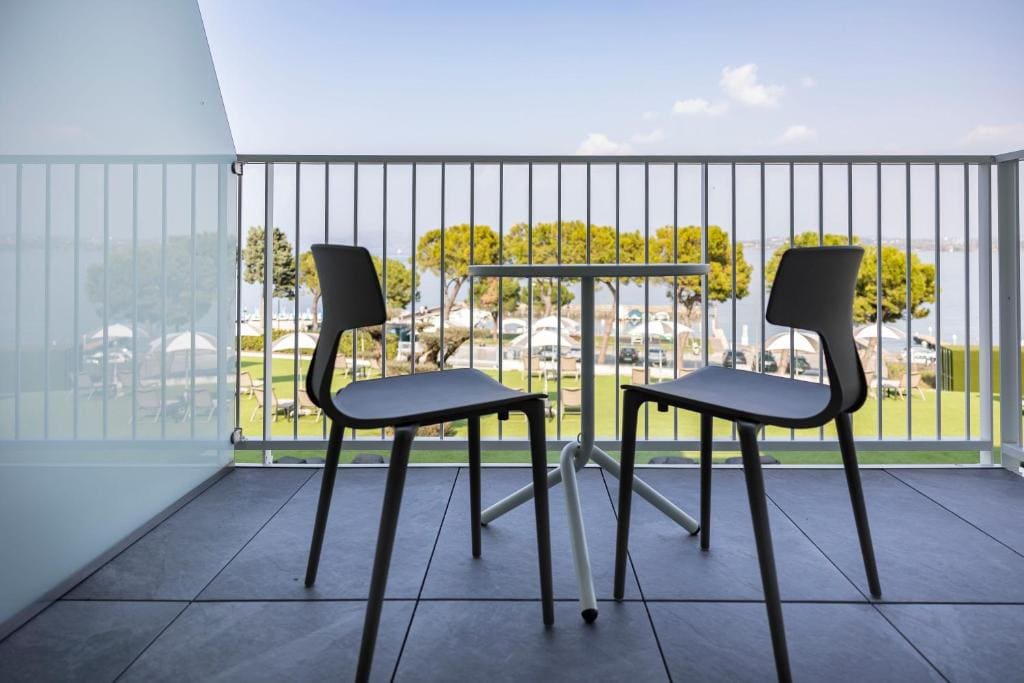 Superior Double or Twin Room with Lake View room - Image 3