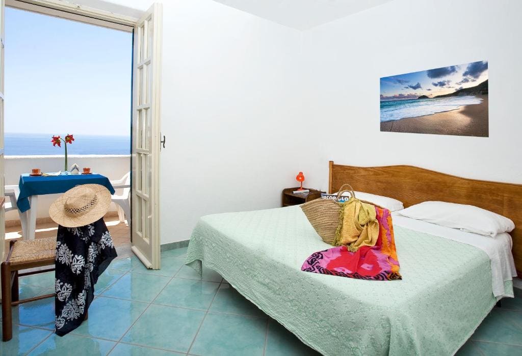 Double Room with Balcony and Sea View room - Image 2