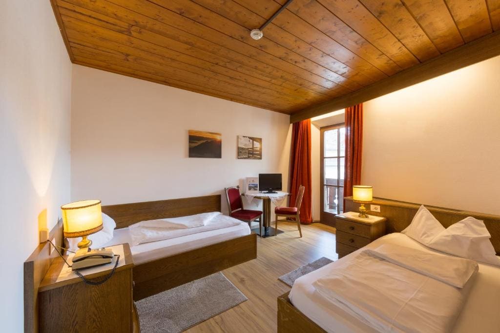 Standard Room with Two Separate Beds room - Image 2