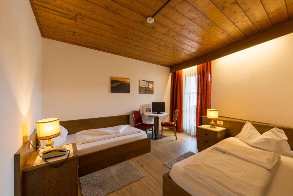 Standard Room with Two Separate Beds room - Image 3