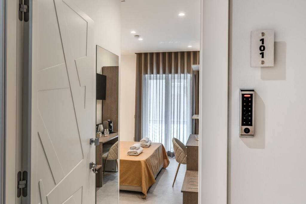 Deluxe Double Room with Balcony room - Image 1