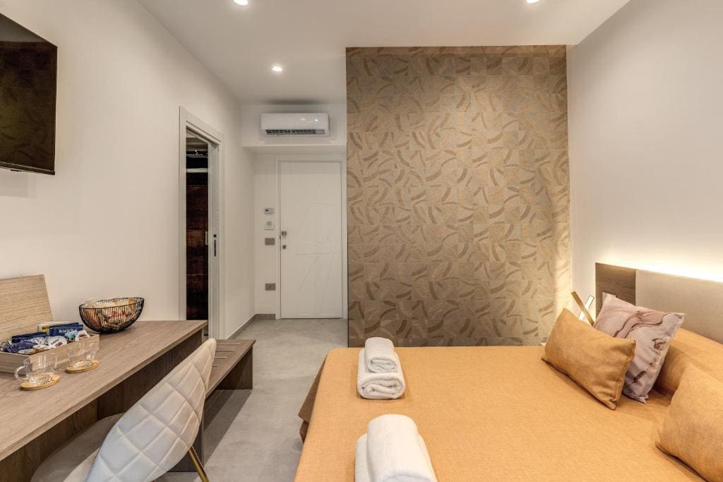 Deluxe Double Room with Balcony room - Image 3