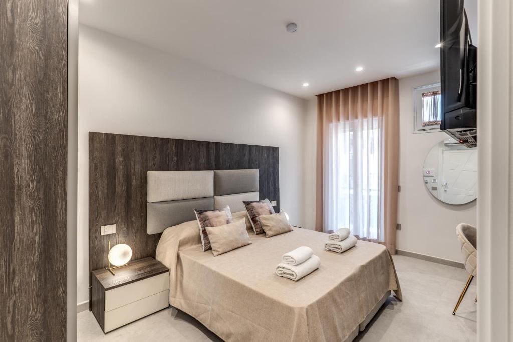 Queen Room with Balcony room - Image 1