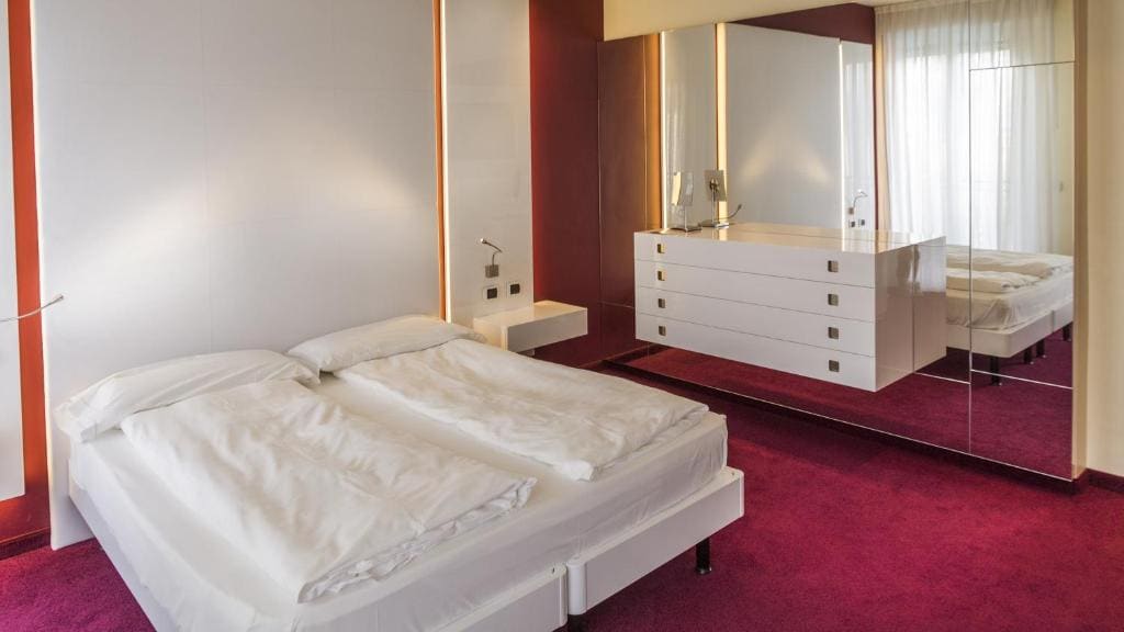 Deluxe Double Room with Lake View room - Image 3
