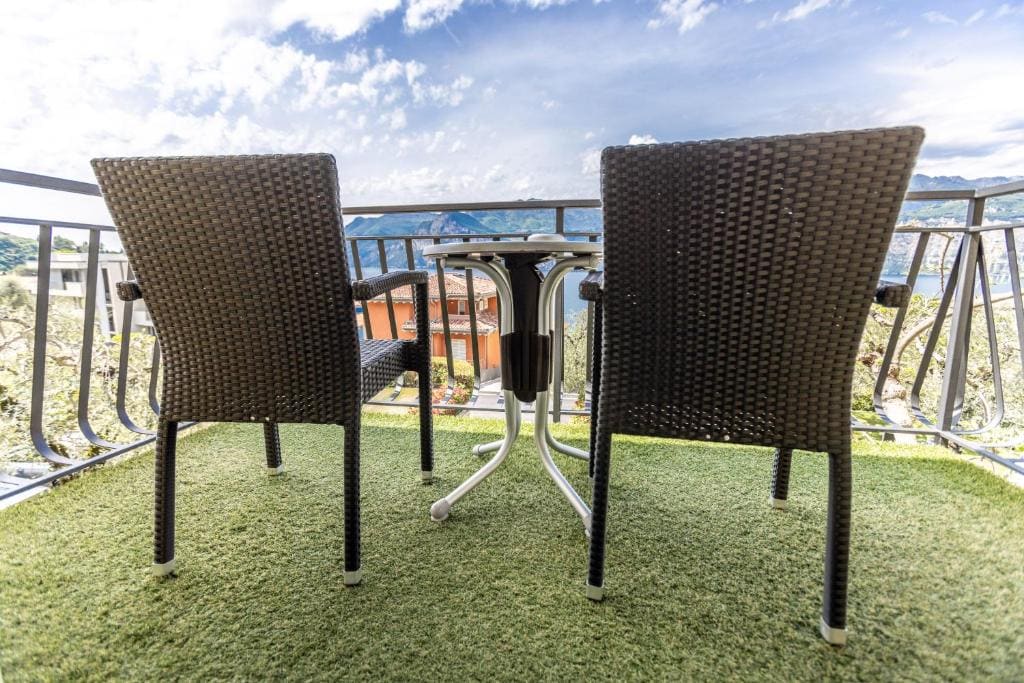Exclusive Double Room with Partial Lake View room - Image 3