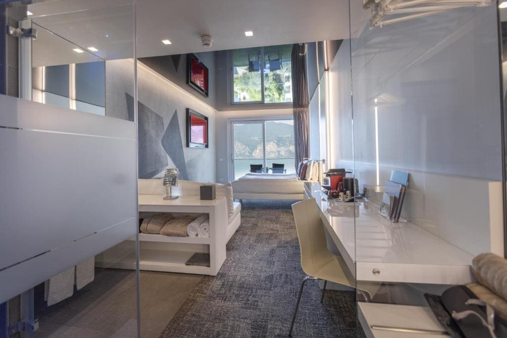 Junior Suite Balcony with Lake View room - Image 2