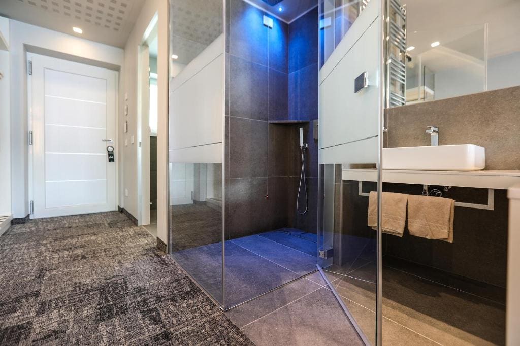 Junior Suite Balcony with Lake View room - Image 3