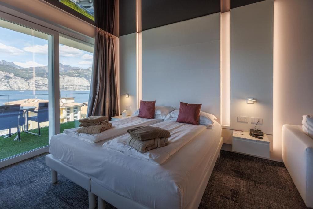 Junior Suite Balcony with Lake View room - Image 1