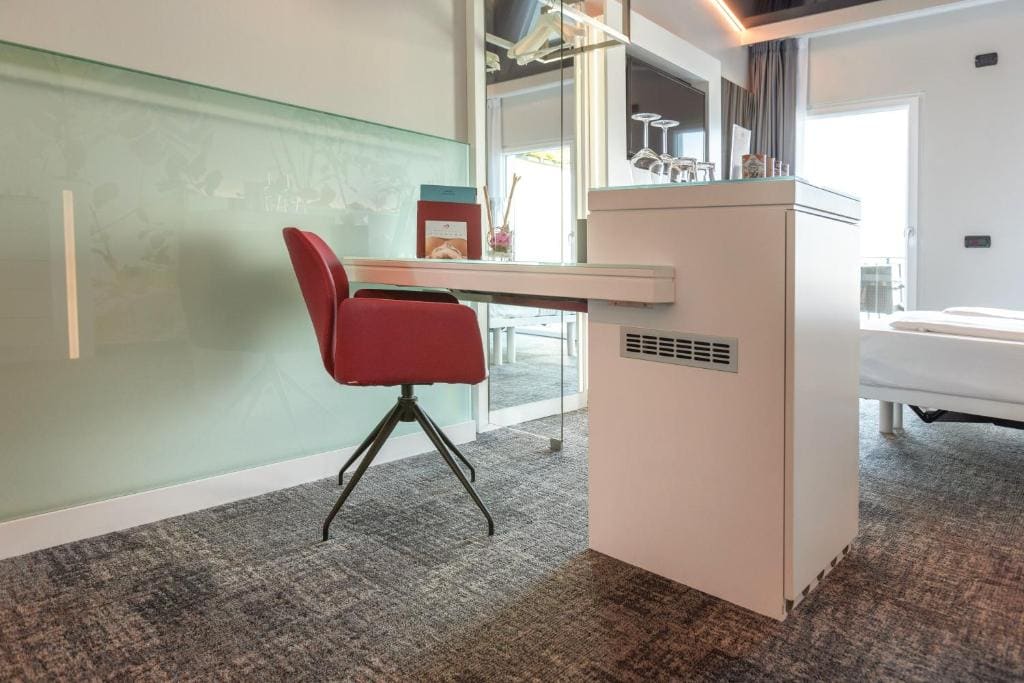 Junior Suite with Lake View room - Image 2