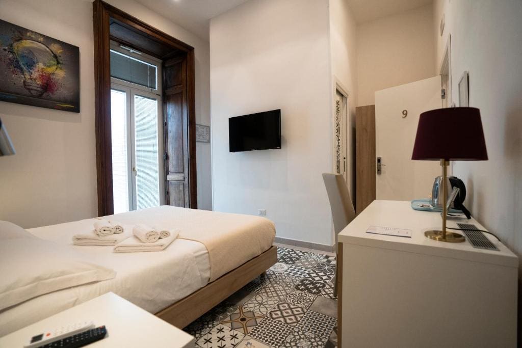 Double Room with Balcony room - Image 2