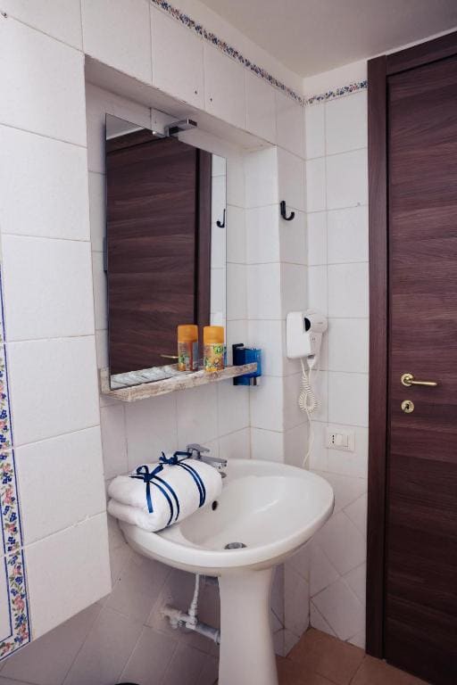 Economy Quadruple Room with Shared Bathroom room - Image 1