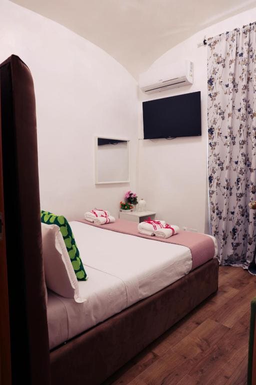 Economy Quadruple Room with Shared Bathroom room - Image 2