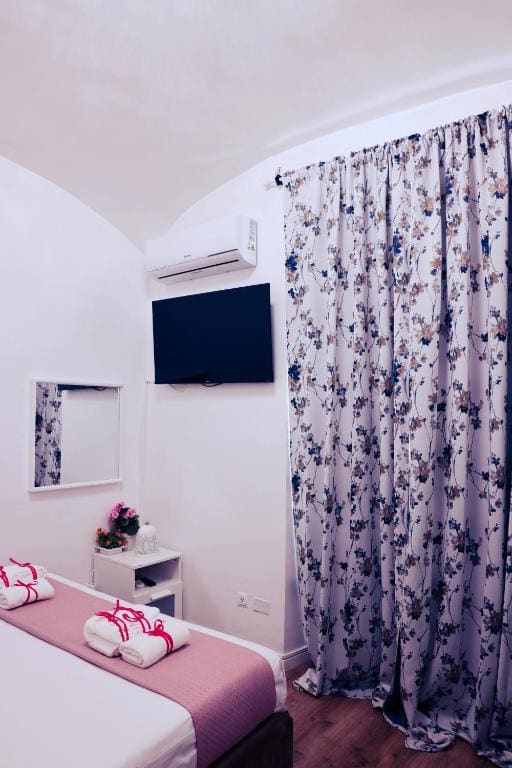 Economy Quadruple Room with Shared Bathroom room - Image 3