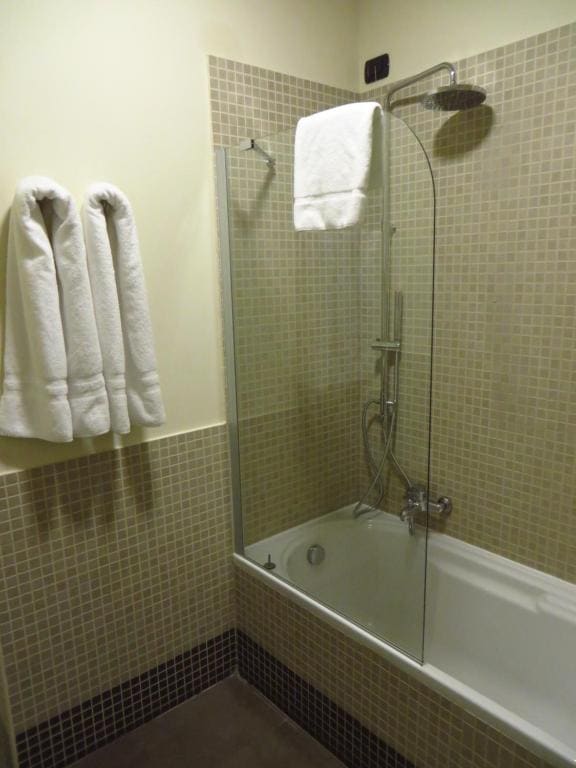 Standard Twin Room room - Image 2