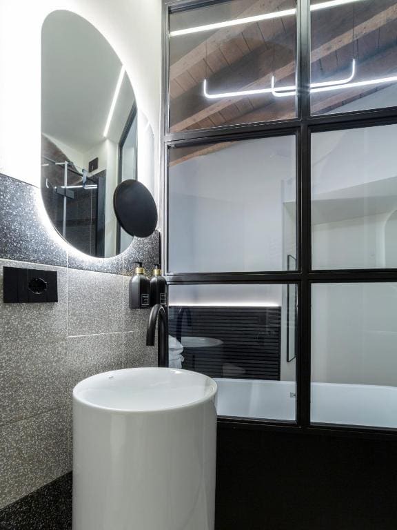 Deluxe Double Room with Bath room - Image 1