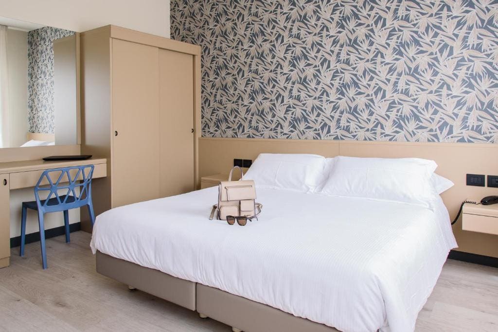 Standard Double or Twin Room room - Image 3