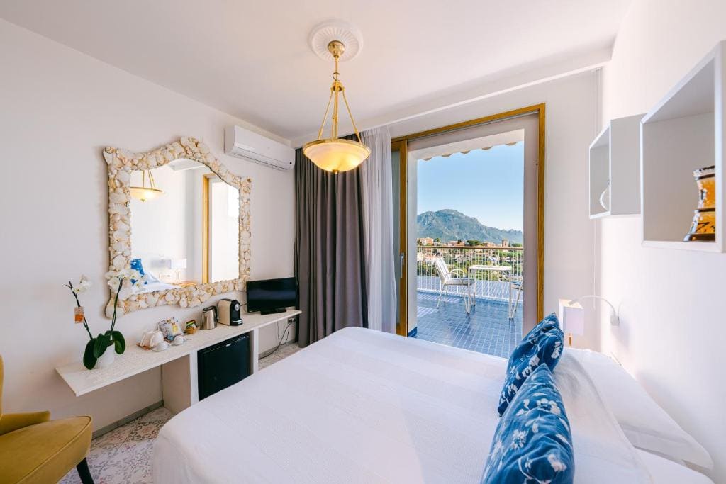 Comfort Double Room with Sea View room - Image 1