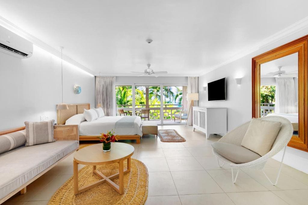 One-Bedroom Beachfront Suite room - Image 3
