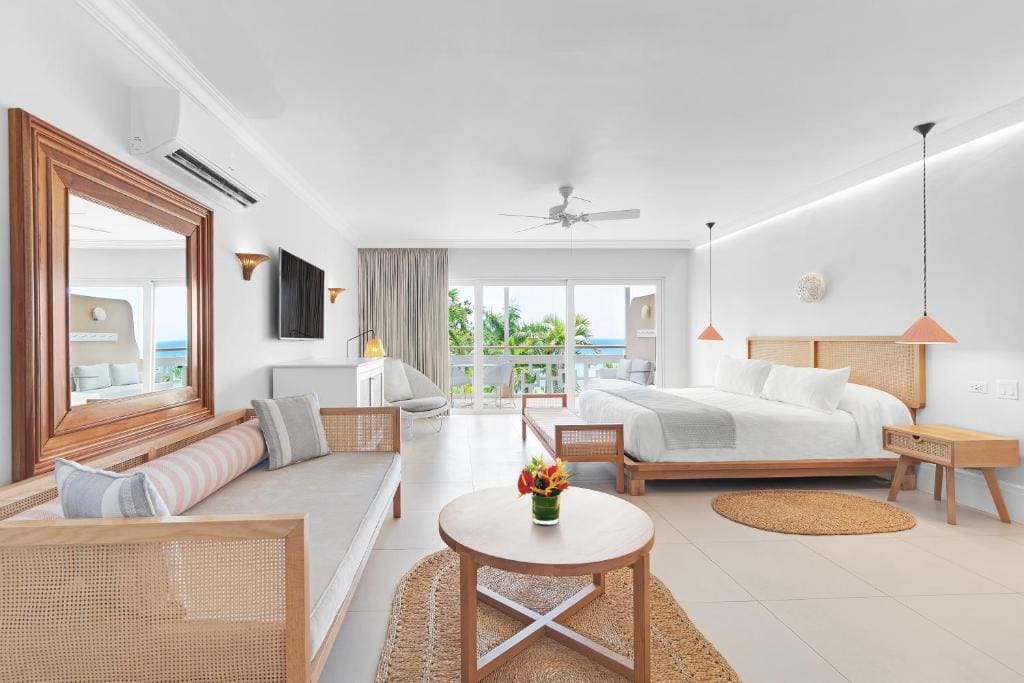 One-Bedroom Beachfront Suite room - Image 2