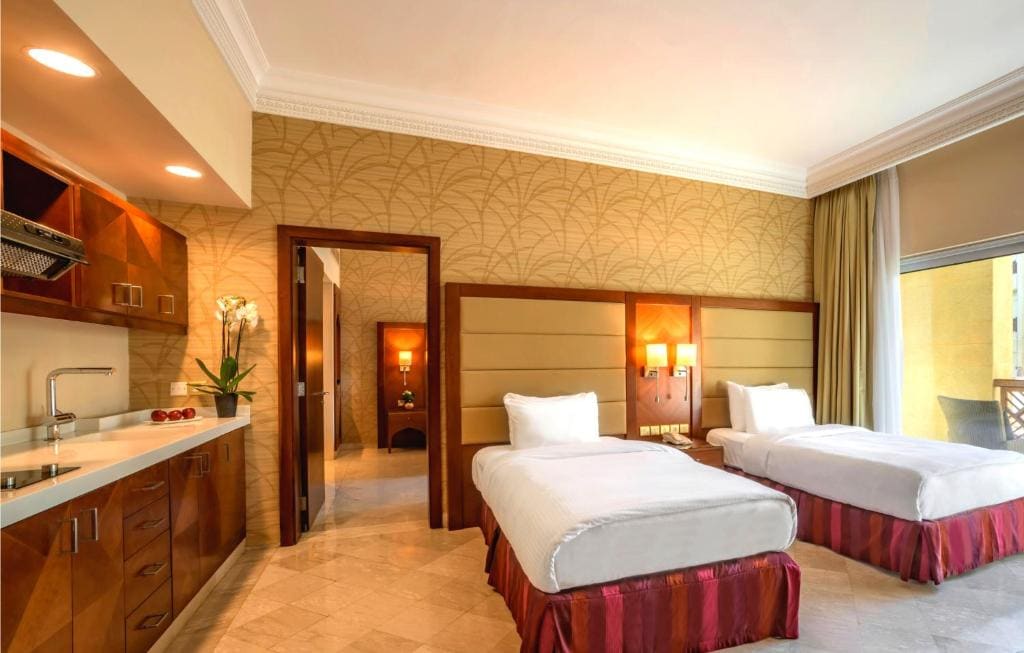 Standard King Room with Pool View room - Image 3