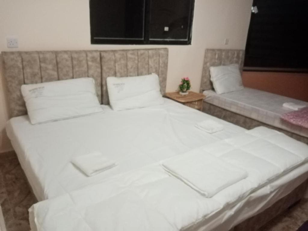 Superior Triple Room room - Image 1