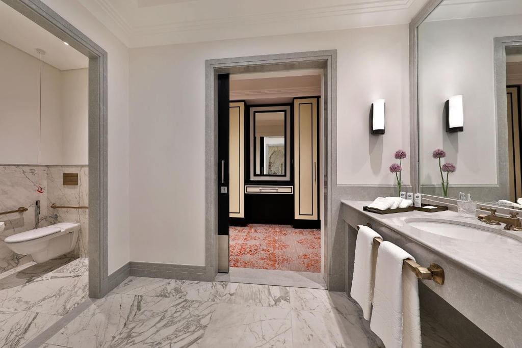 Deluxe, Guest room, 1 King room - Image 3