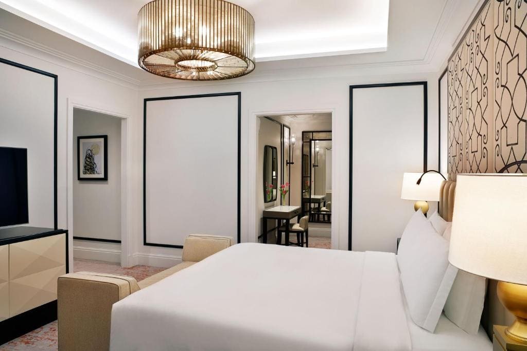 Governors Suite, 1 Bedroom Suite, 1 King, City view room - Image 1