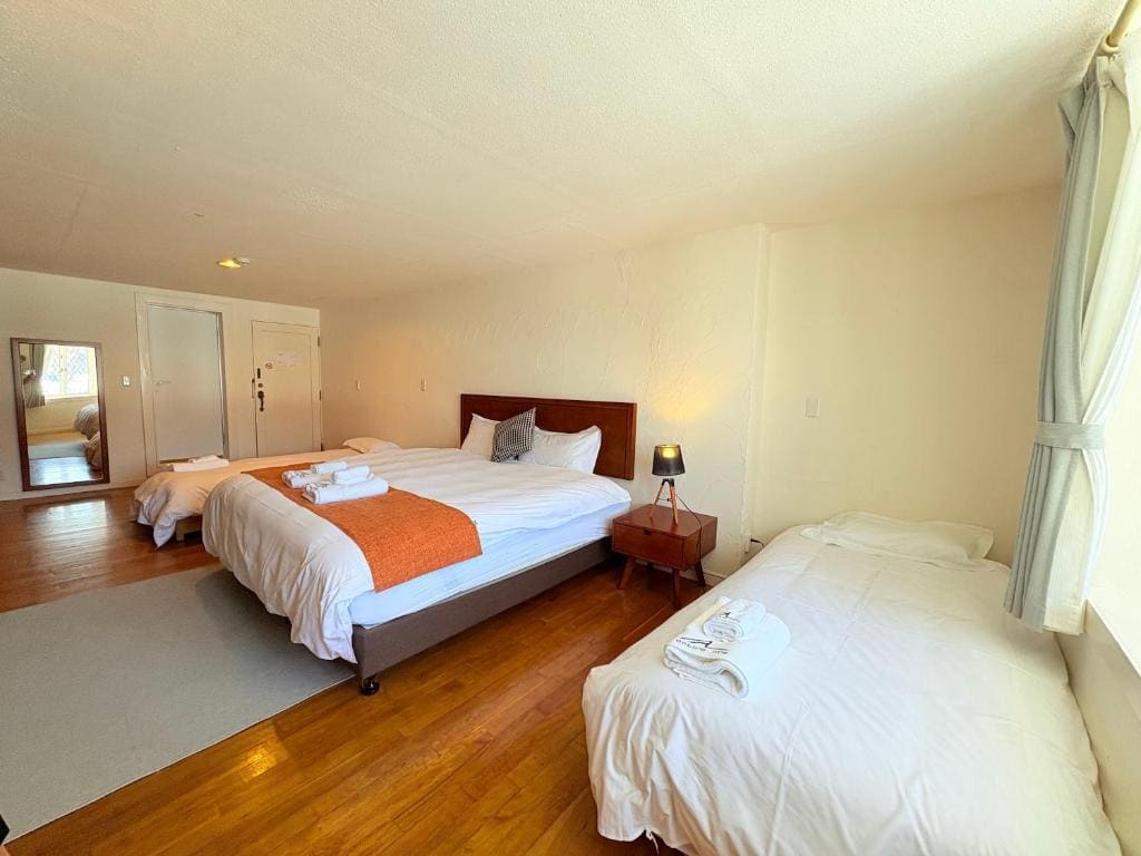 Family Room with Private Bathroom room - Image 1