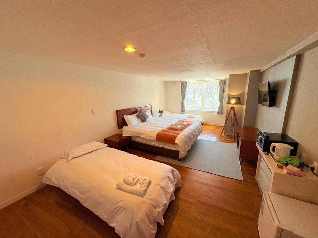 Family Room with Private Bathroom room - Image 2