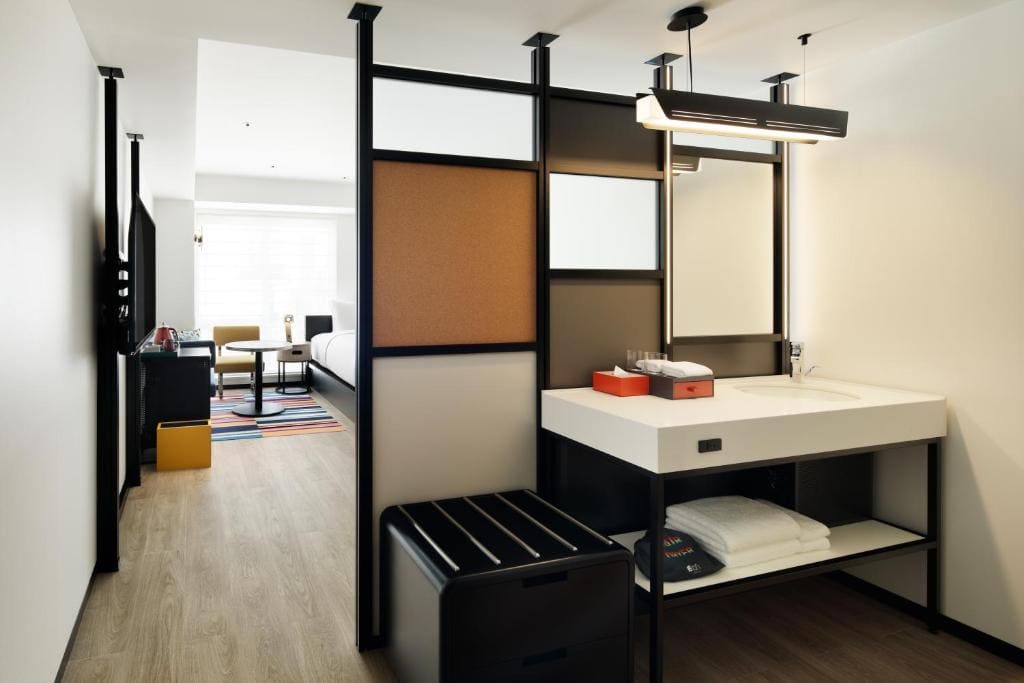 Aloft Twin Room room - Image 2