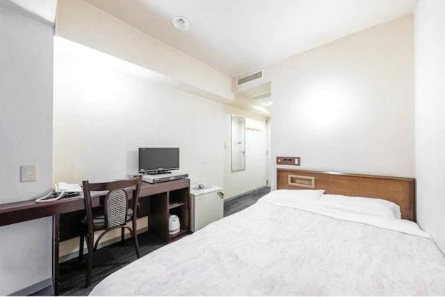 Small Double Room - Smoking room - Image 1