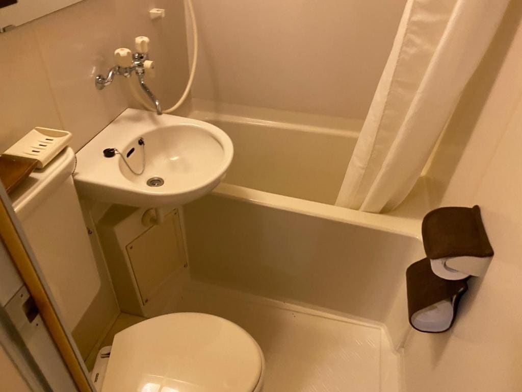 Twin Room with Private Bathroom room - Image 3