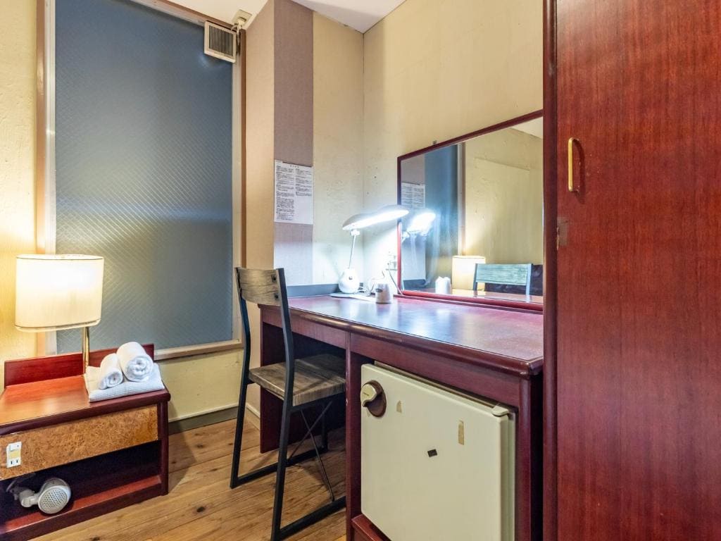 Single Room with Shared Bathroom room - Image 3
