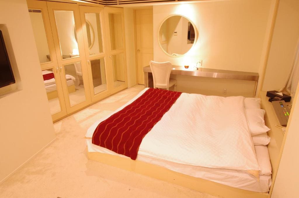 Deluxe Double Room - Non Smoking - 15:00 Check in room - Image 3