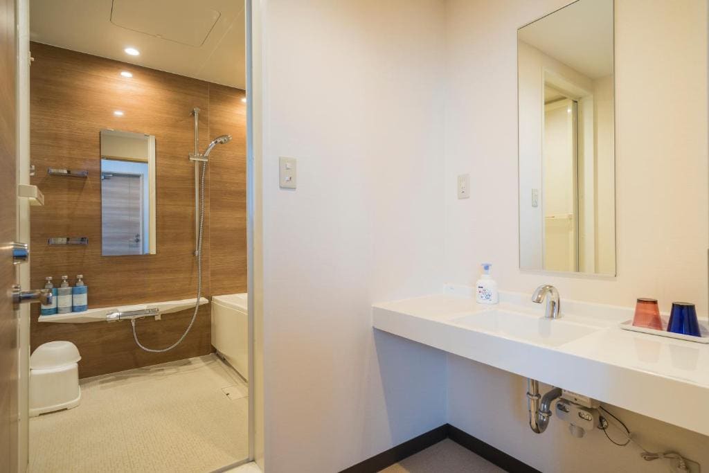 Deluxe Twin Room - Non-Smoking room - Image 2
