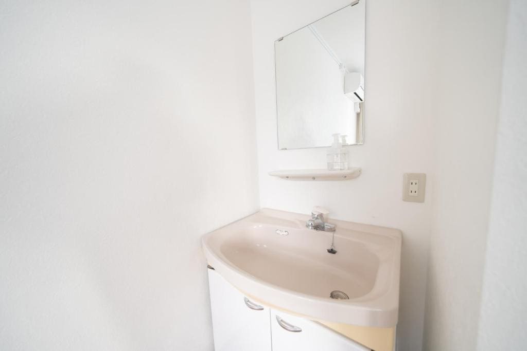 Family Room with Shared Bathroom room - Image 3