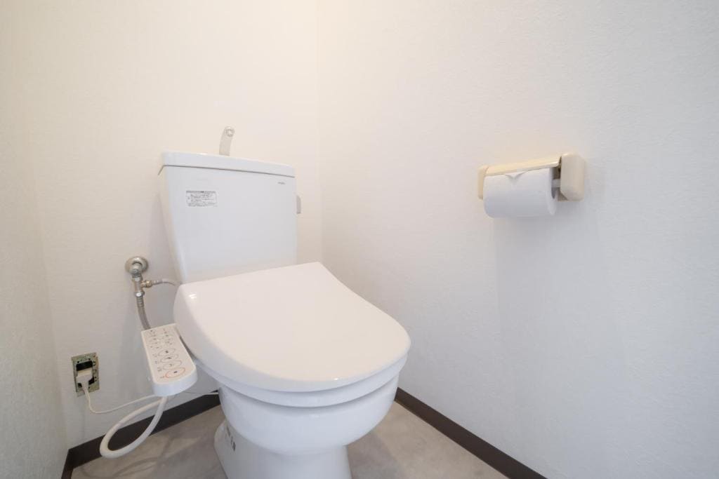 Family Room with Shared Bathroom room - Image 2