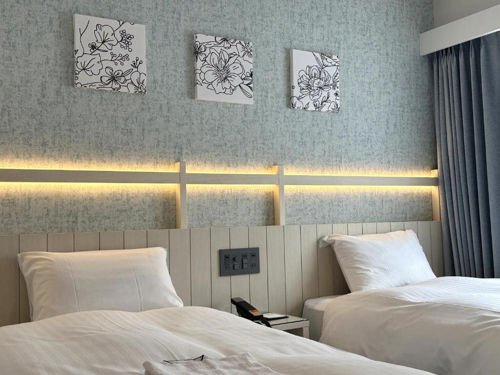 Superior Twin Room room - Image 3