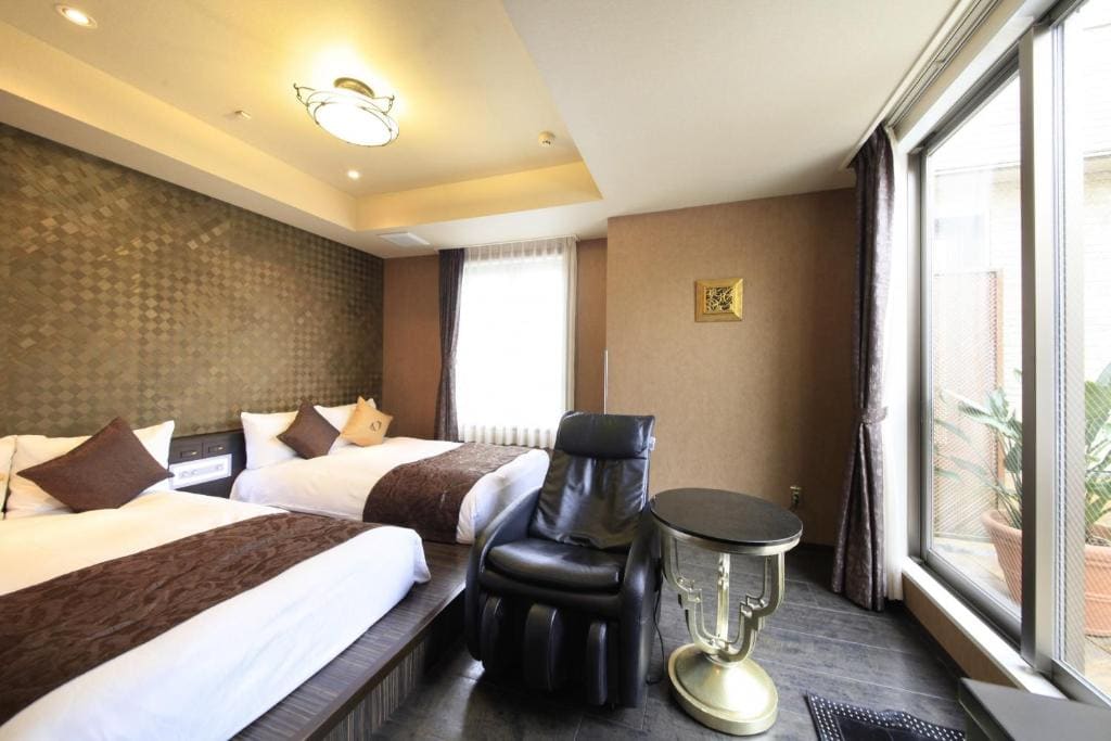 Twin Room with Balcony room - Image 3