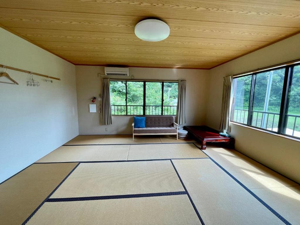 Family Room with Shared Bathroom room - Image 3