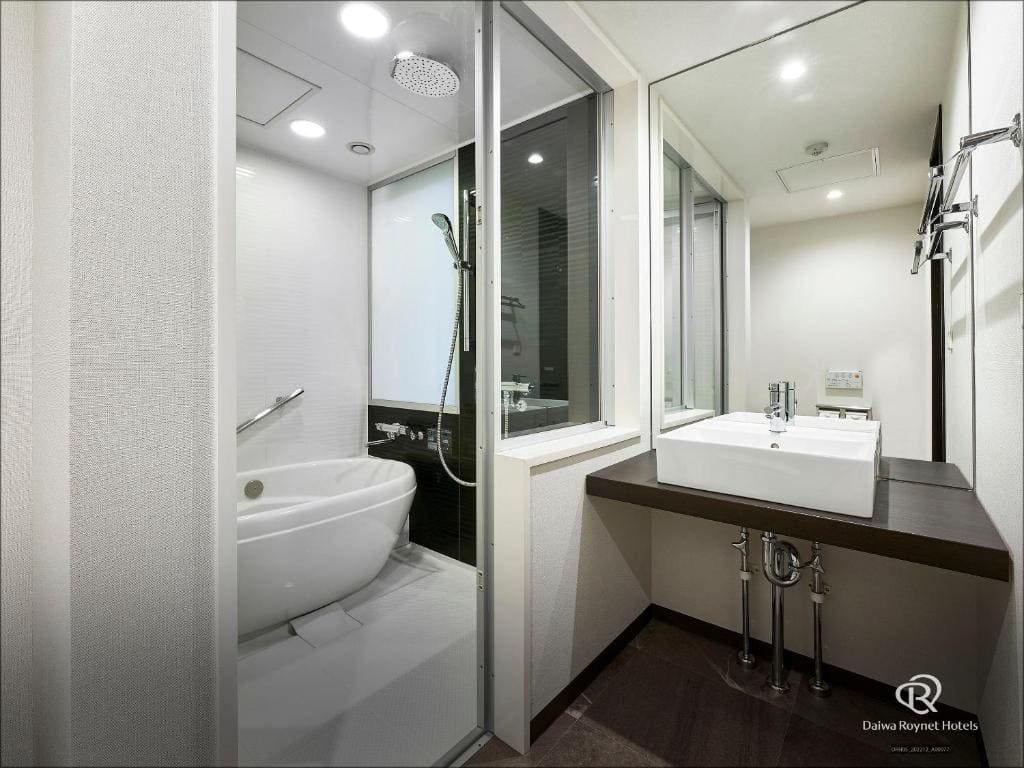 Hollywood Twin Room with Extra Bed (Three Bed) room - Image 2