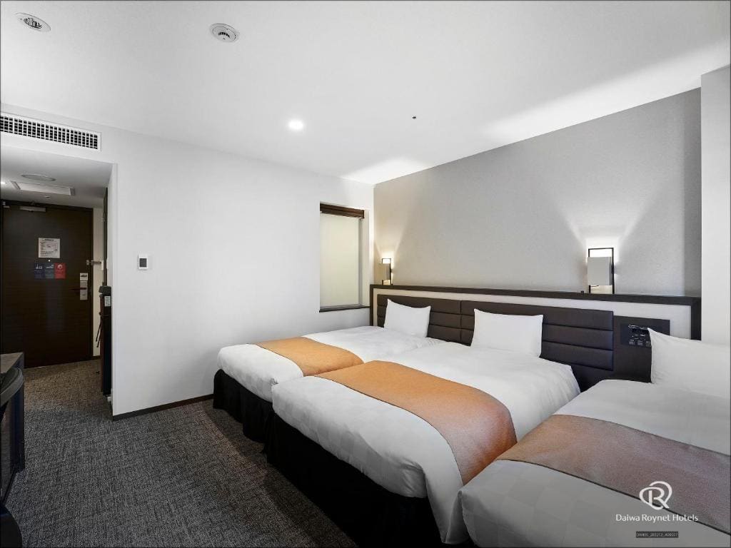 Hollywood Twin Room with Extra Bed (Three Bed) room - Image 1