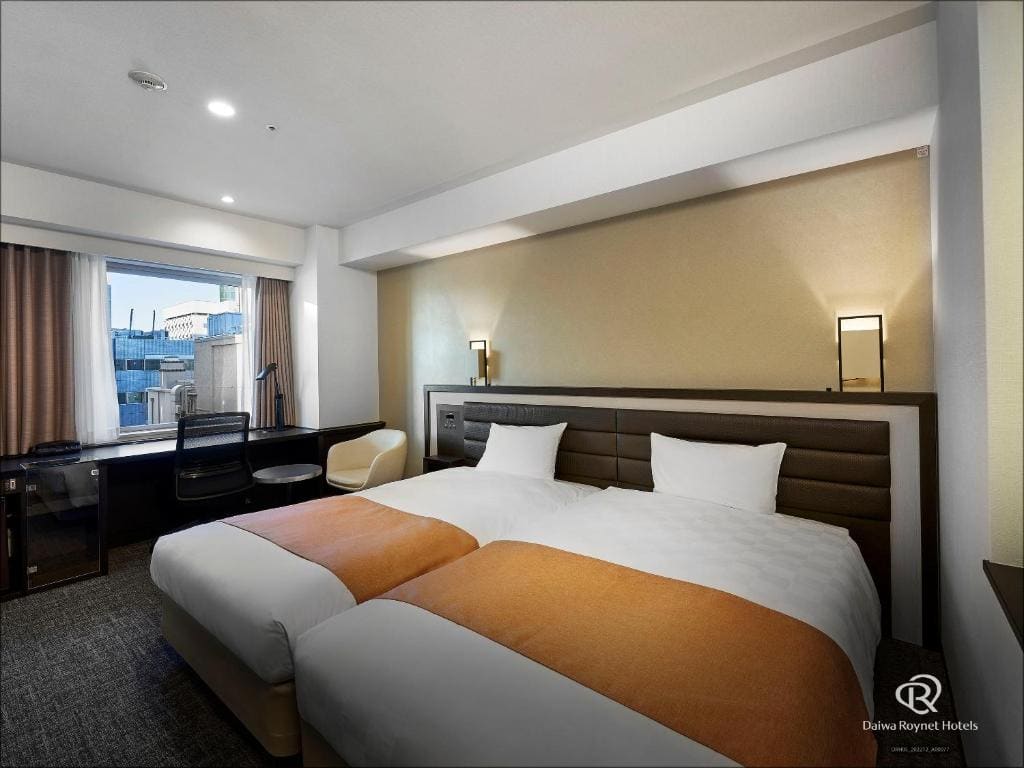 Hollywood Twin Room - Smoking (Two Bed) room - Image 2